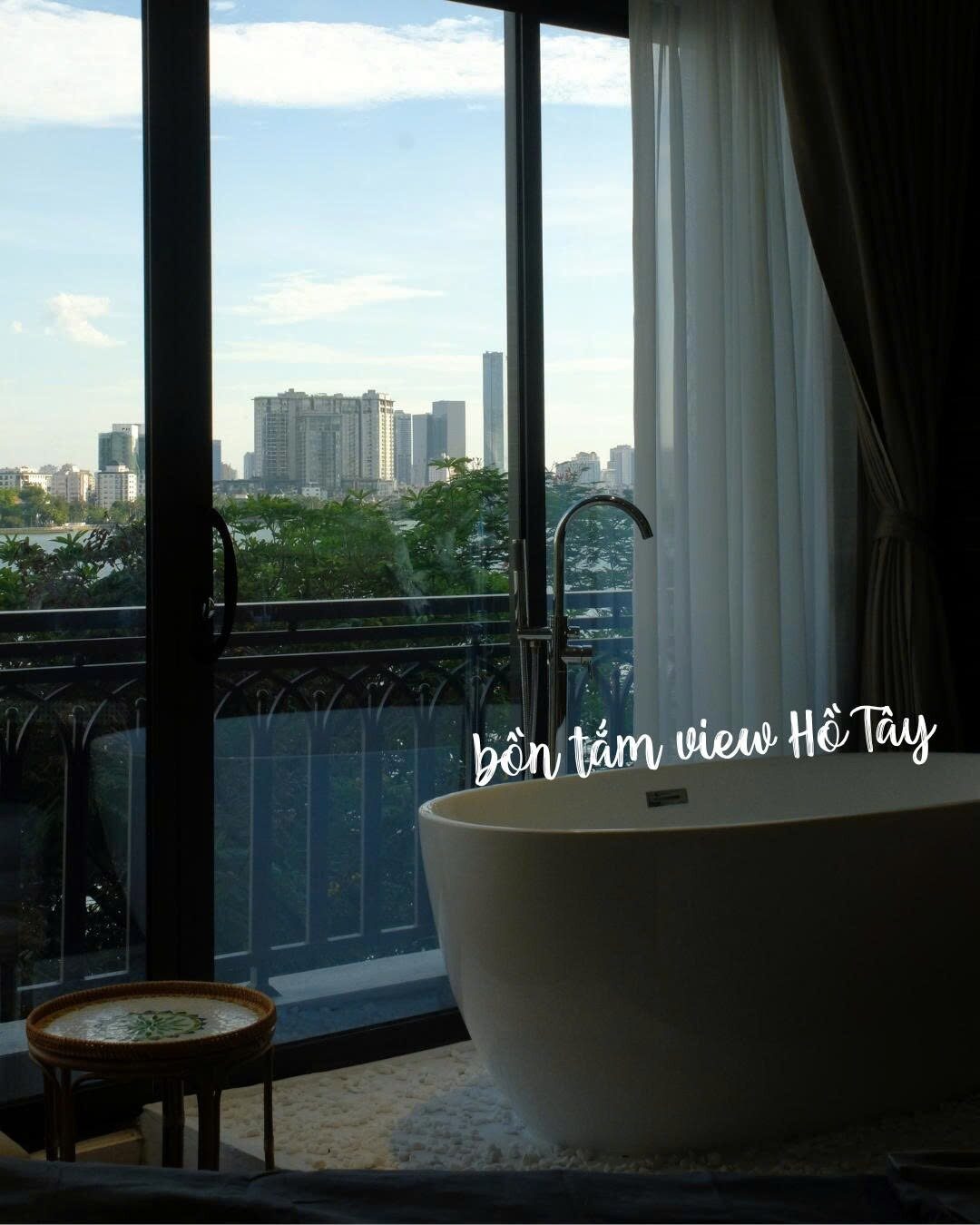 Bồn tắm view Hồ Tây